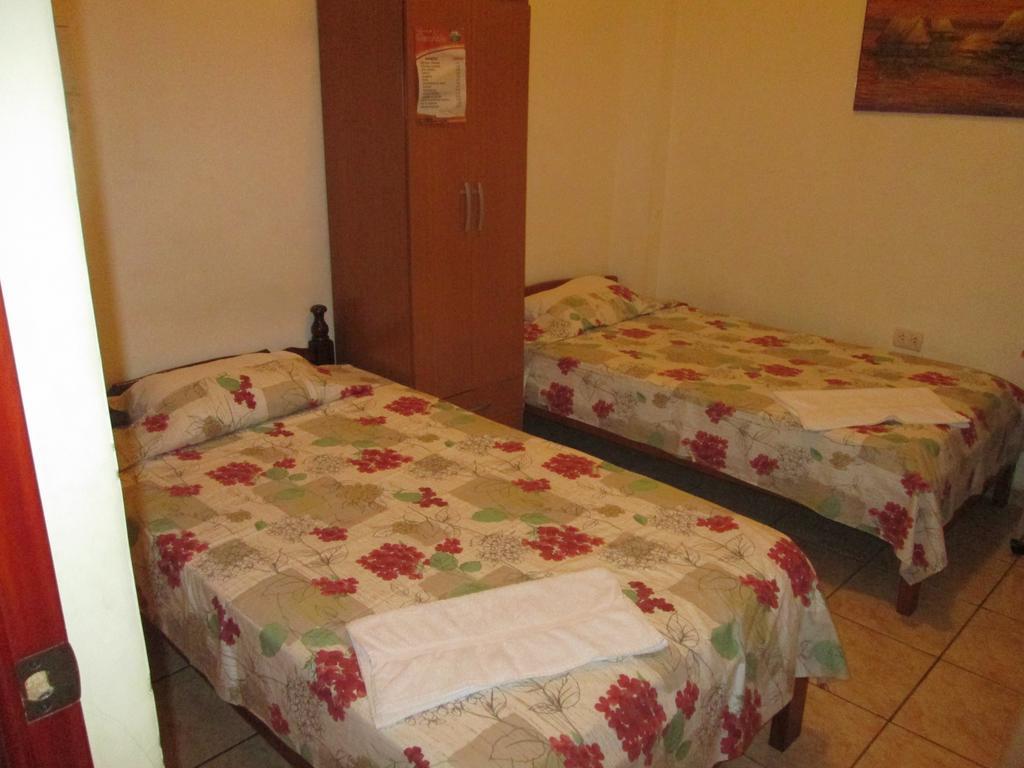 Residencia Casa Linda Hotell Iquitos Exteriör bild